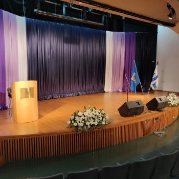 Stage Flowers in white